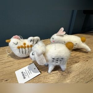 Terrain 3 White Felt Animal Figurines